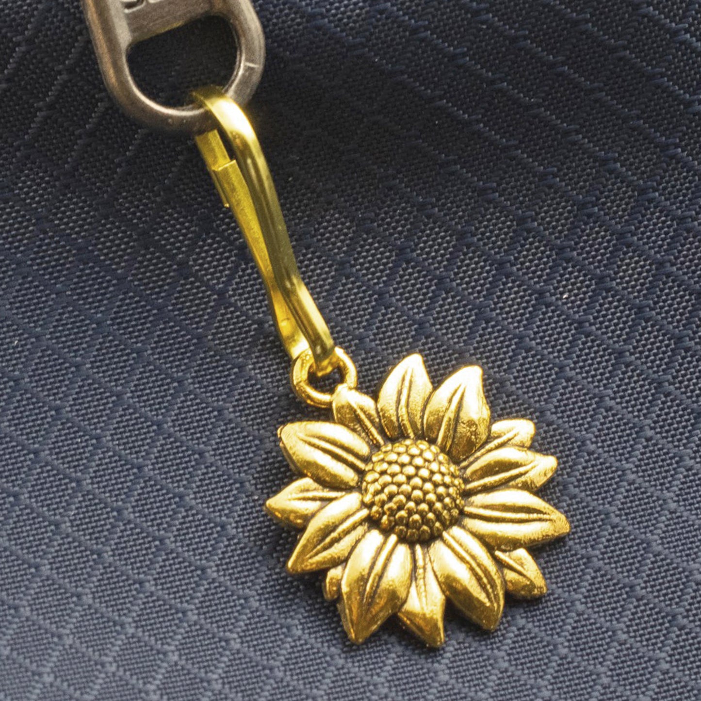 Gold Sunflower Zipper Charm: Decorative Bag Accessory Nature Floral Design