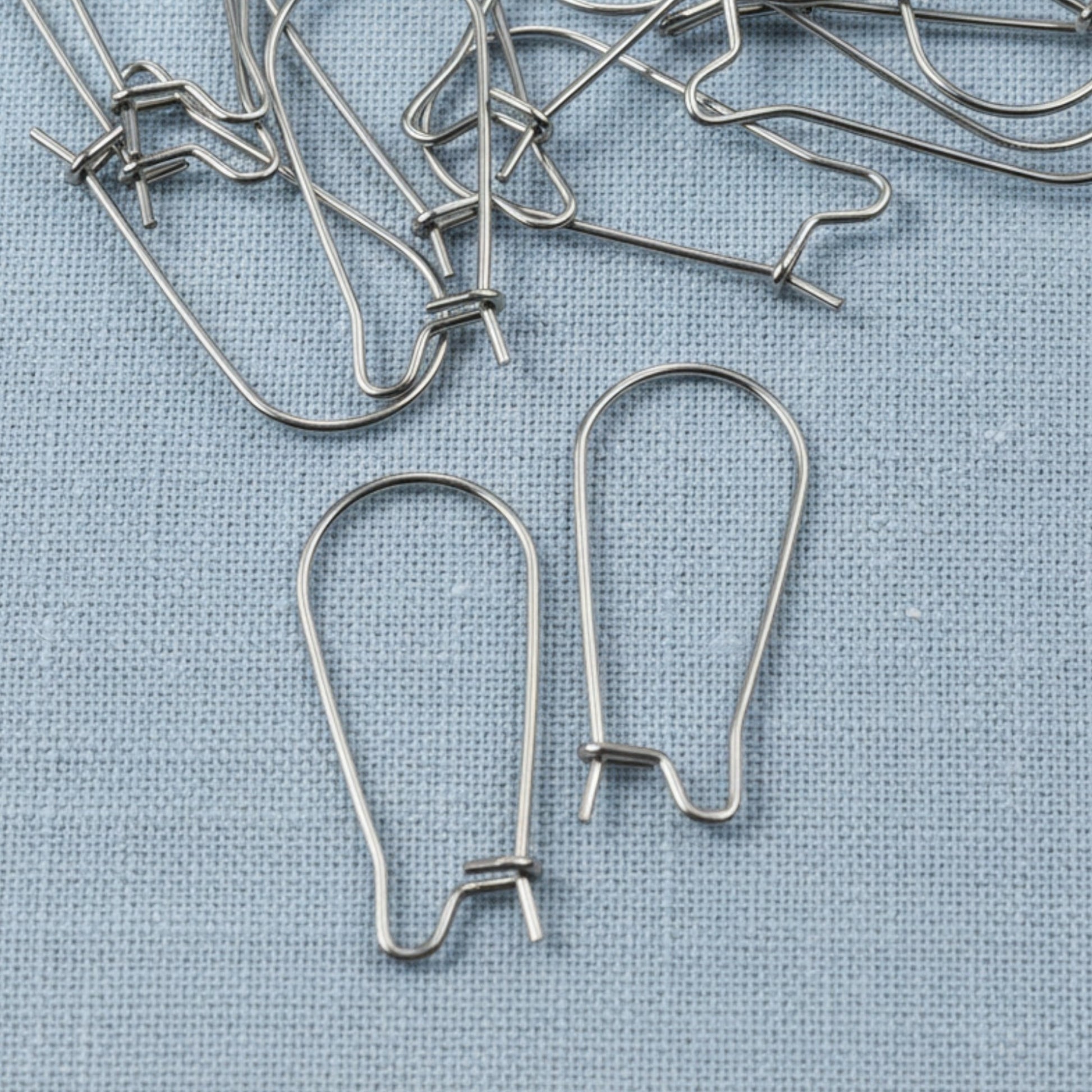 Hackberry Creek 25mm stainless steel kidney ear wires with safety hook closure, 21 gauge. Pack of 50.