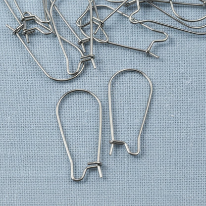 Hackberry Creek 25mm stainless steel kidney ear wires with safety hook closure, 21 gauge. Pack of 50.